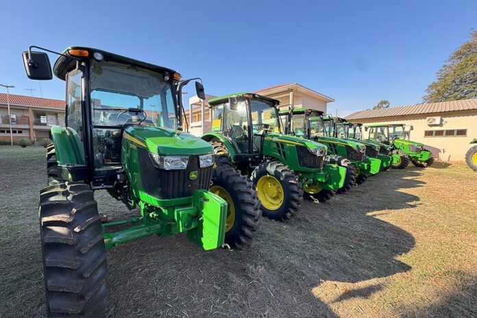 Governo Lula entrega 14 tratores a municípios de MS pelo Promaq Governo Lula entrega 14 tratores a municípios de MS pelo Promaq