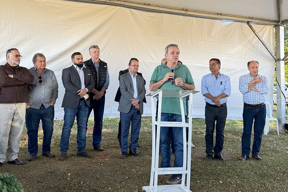 "Mais essa política pública a serviço dos produtores rurais", destacou Vander.